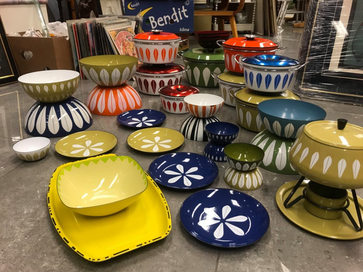 Fargerikt, vintage Cathrineholm-servise i butikken