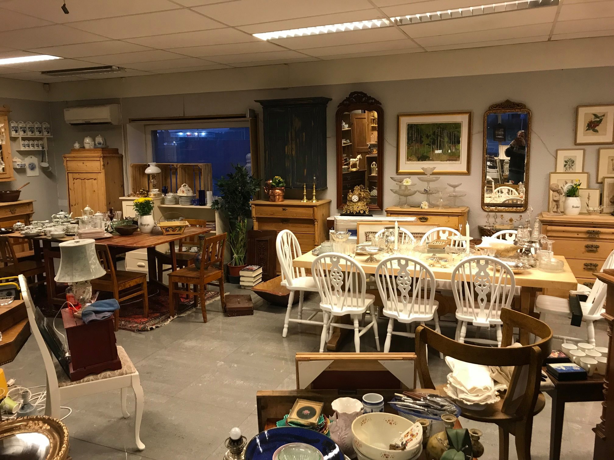 Interiør fra butikken til Antik og Brukt Centralen med speil, skjenker og servise