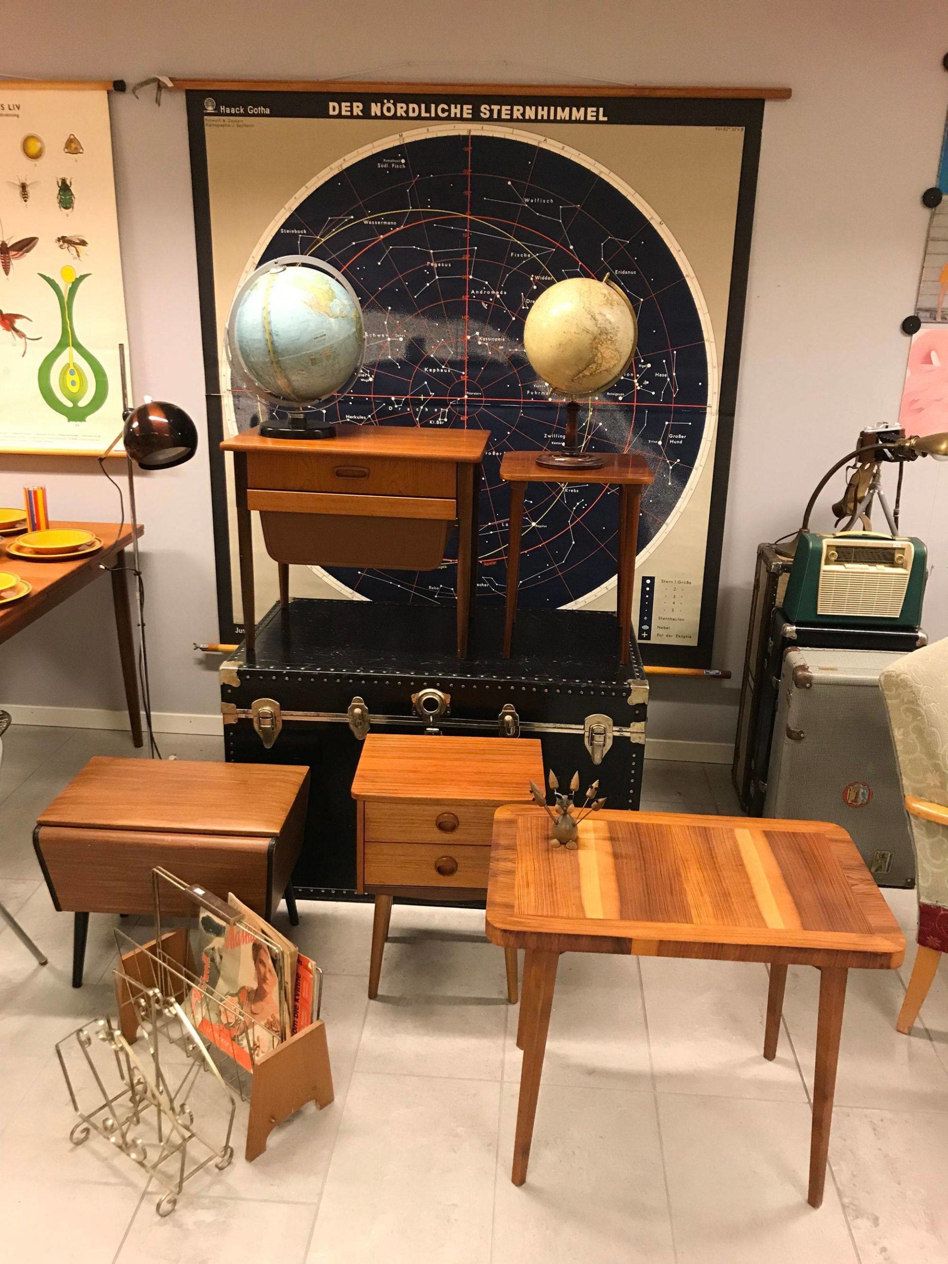 Antik hengeskap og gjenstander