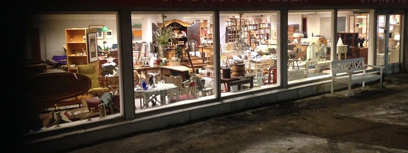 Butikkgulv med bord og krakker